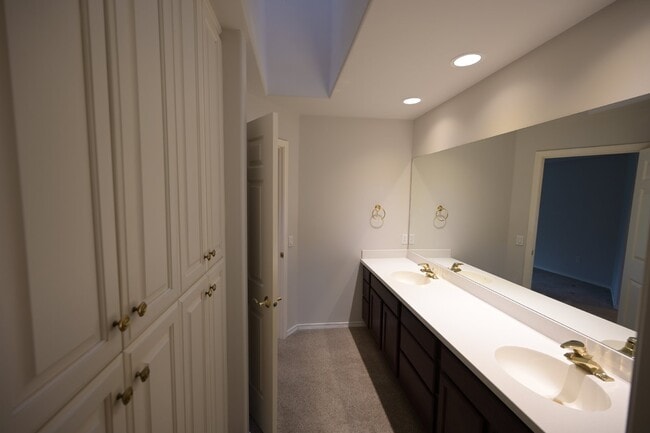 Building Photo - 2 bed + office, 2 bath, 2 car garage condo...