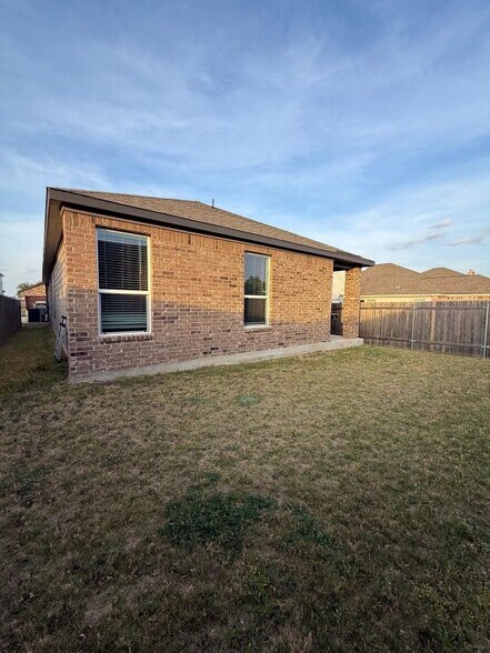 Building Photo - 7203 Summer Tanager Dr