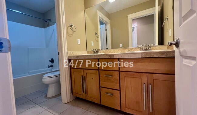 Building Photo - Large 4BD I 2.5BA Home - West Linn!