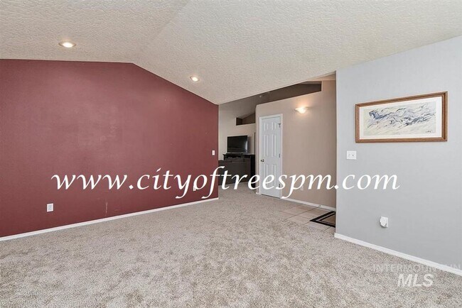 Building Photo - Fantastic 4 bed 2 Bath, 3 Car Garage with ...