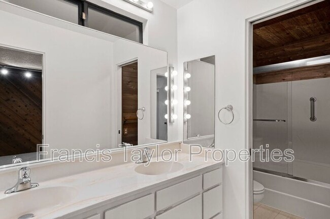 Building Photo - 2250 Vista Grande Dr