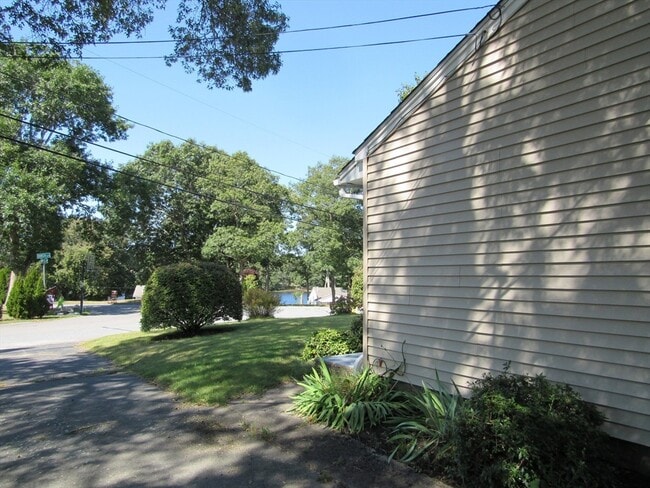 Building Photo - 22 Birch St
