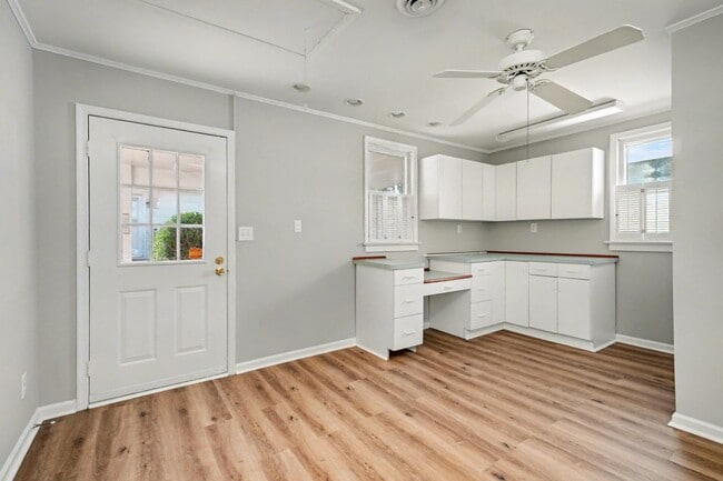 Building Photo - Charming 3-bedroom 2 bathrooms in Downtown...
