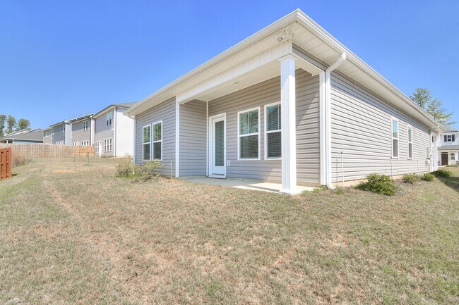 Building Photo - 2 Bed 2 Bath Ranch Home