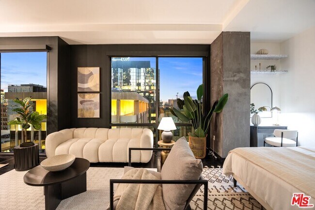 Building Photo - 655 S Hope St