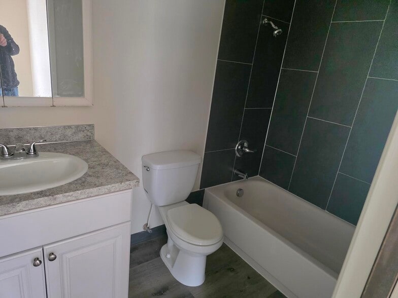 Building Photo - 300 Whitesell Ave W