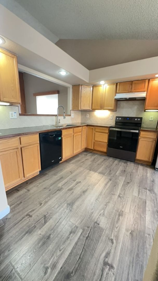 Building Photo - Spacious Antelope Meadows 5BD Home in Nort...