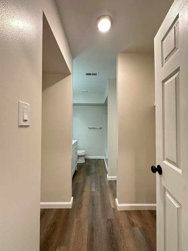 Building Photo - Upgraded Corner Townhouse - 2 bed/1.5 bath