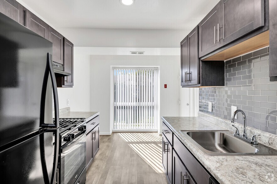 1BR, 1BA - 1,000SF - The Maury - Kitchen - University Apartments