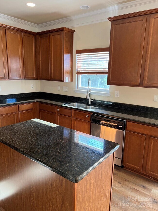 Building Photo - 142 Saye Pl