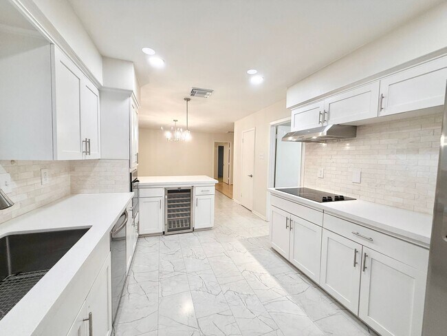 Building Photo - Elegant 3/2/2 home in Maplewood near Meyer...