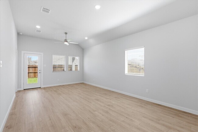 Building Photo - 508 Green Grass Dr
