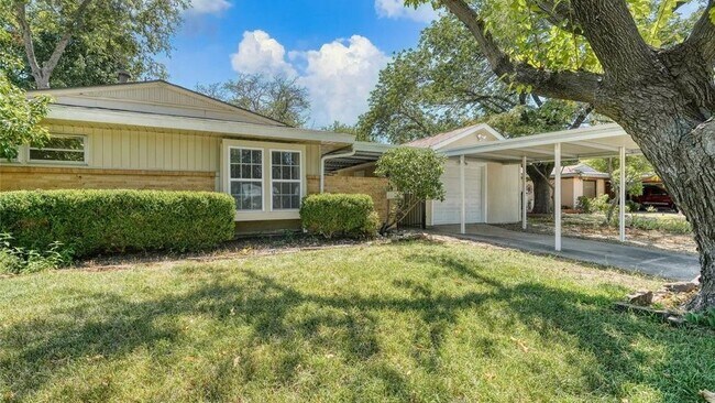Building Photo - 2442 Oates Dr