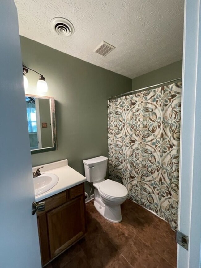 Building Photo - West Knoxville!  Short or long term lease options available .  2 bedroom with additional large bo...