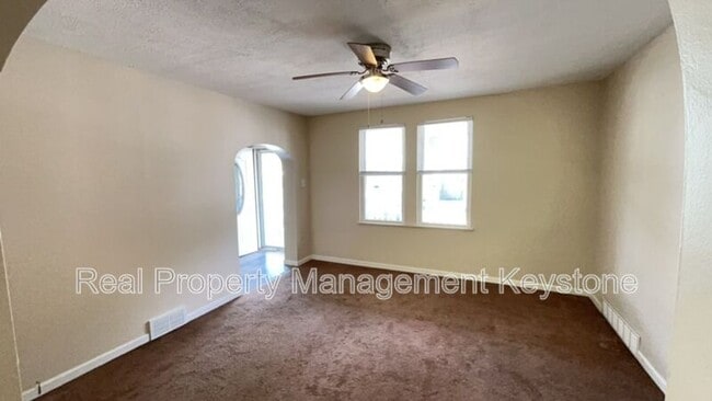 Building Photo - 303 Lexington Ct