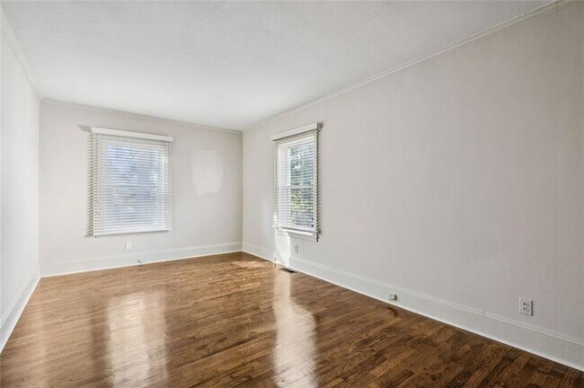 Building Photo - 2050 Mercer Ave