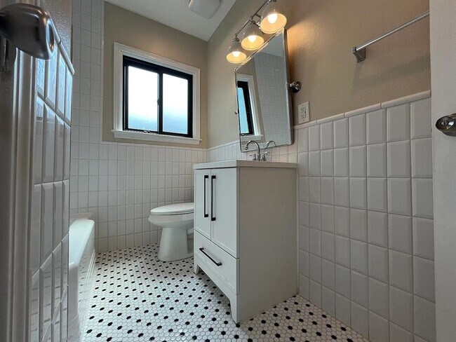 Building Photo - 4412 Bellvue Ave