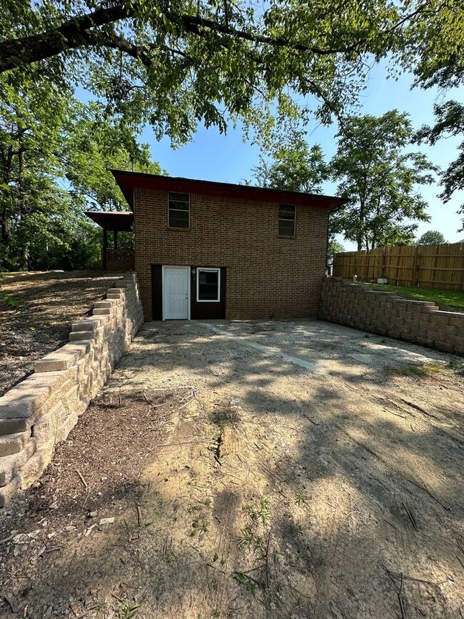 Building Photo - 4 BED 2 FULL BATH