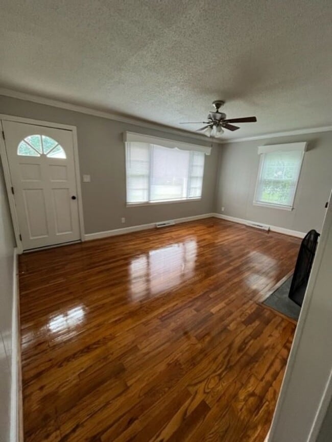 Building Photo - 2 bed 1 Bath Home Mount Airy NC