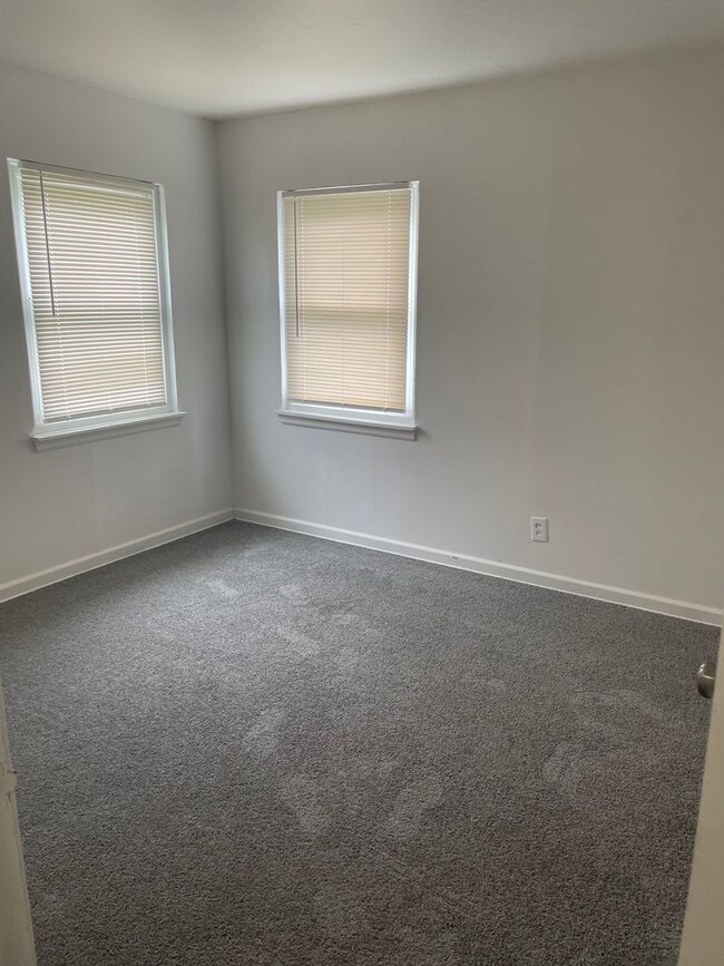 Building Photo - Nice Clean Home - Deposit Moves You In - S...