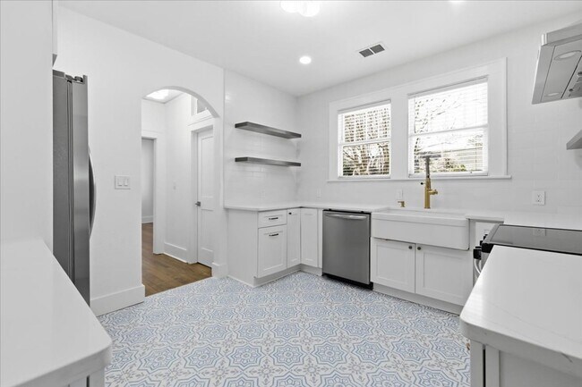 Building Photo - Move-In Ready 3BR/1.5BA Home with Private Backyard