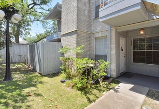 Building Photo - 7400 Bellerive Dr