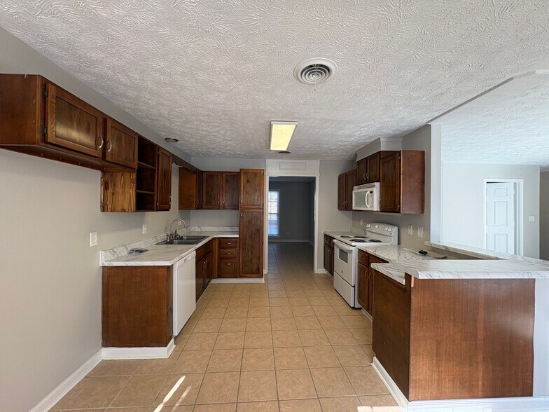 Building Photo - 110 Commanche Trl