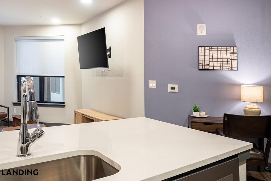 Building Photo - 415 E 2nd St S