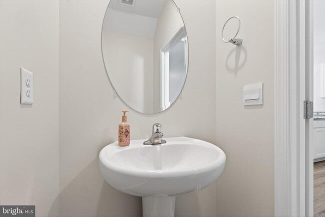 Building Photo - 183 Caterpillar Dr