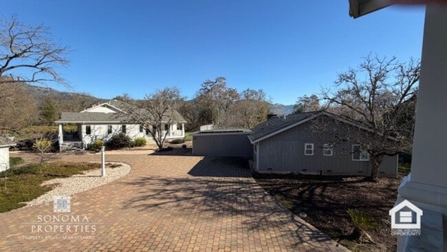 Building Photo - Charming 1-Bedroom Over-Garage Apartment in Kenwood