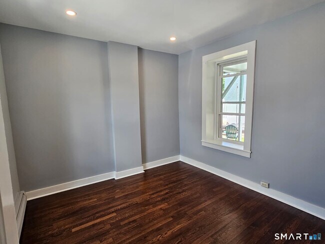 Building Photo - 301 Roosevelt Dr