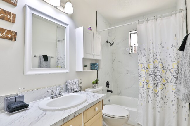 Building Photo - 531 W Del Campo Ave