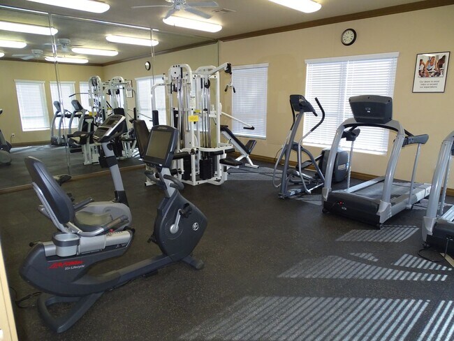 Building Photo - Well Cared For 1 Bed, 1 Bath 2nd Floor West Side Condo