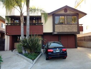 Building Photo - Vaulted ceiling & large bedroom in this sp...