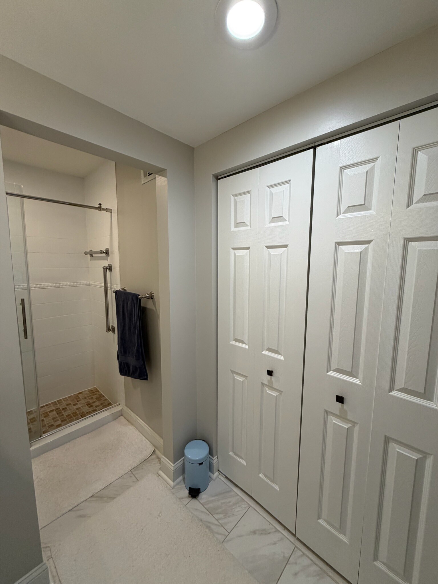 Building Photo - 7602 Lakeside Village Dr