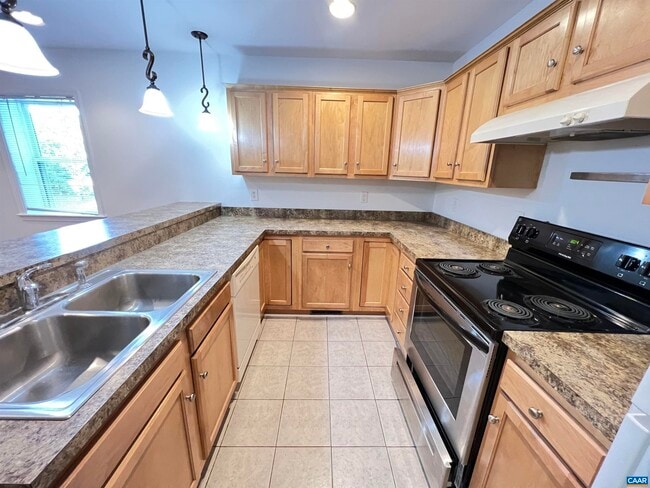 Primary Photo - 702 Delevan St