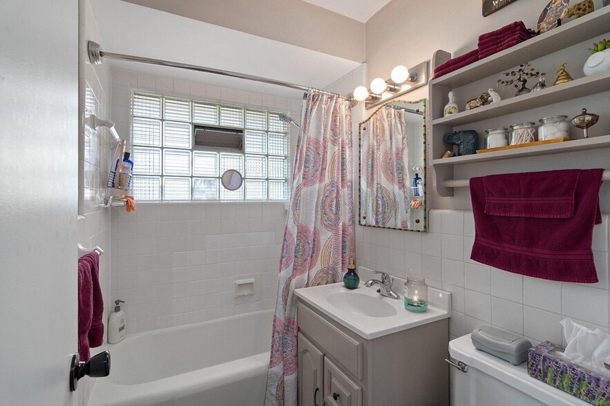 Building Photo - 605 N Main St