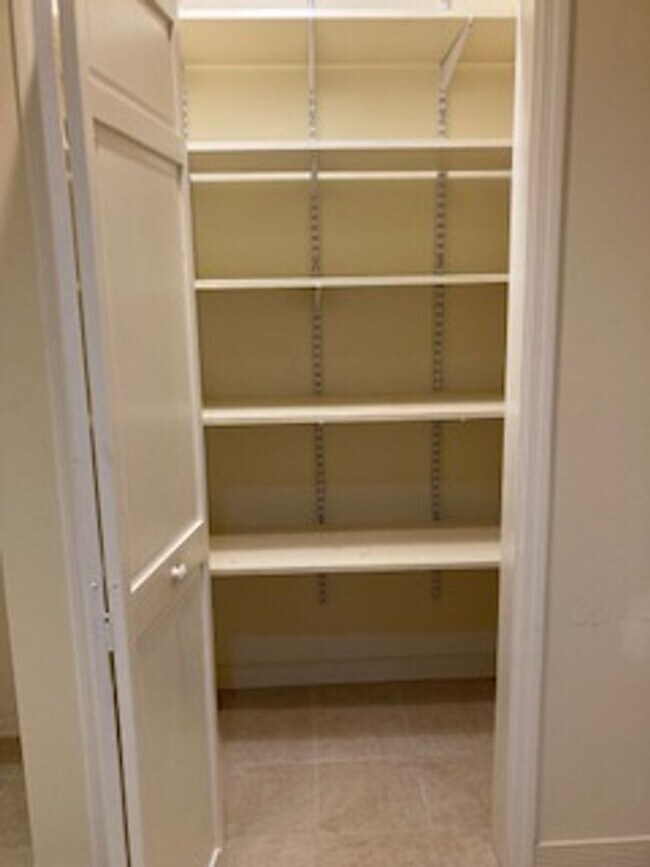 Building Photo - Ready move in - Price reduction!