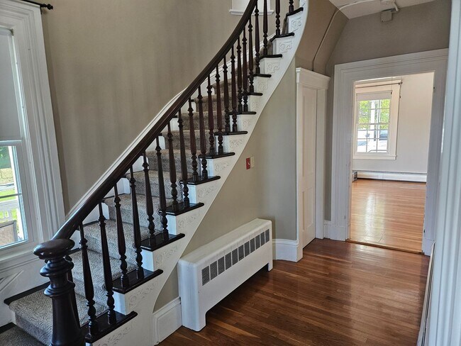 Building Photo - 2 Bedroom townhouse style apartment