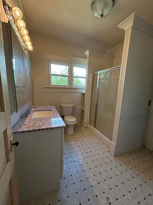 Building Photo - Large Victorian home in Aurora