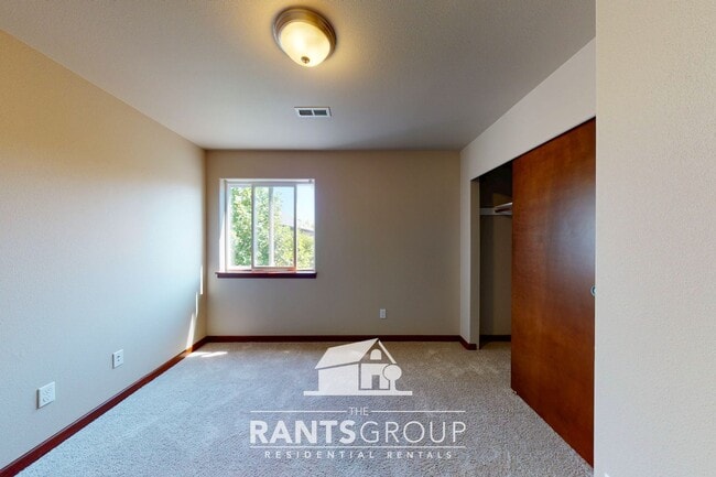 Building Photo - Fantastic Puyallup Neighborhood! Easy Commute to JBLM!