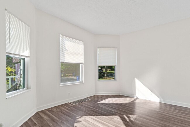 Building Photo - Charming 3 beds 1 bath Apartment in Cleveland!