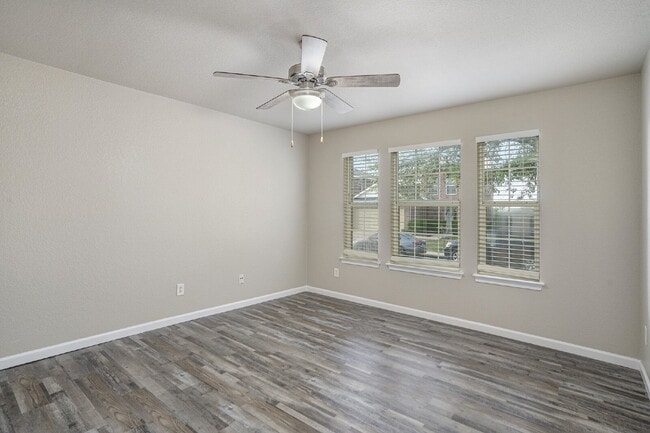 Building Photo - Great Location!