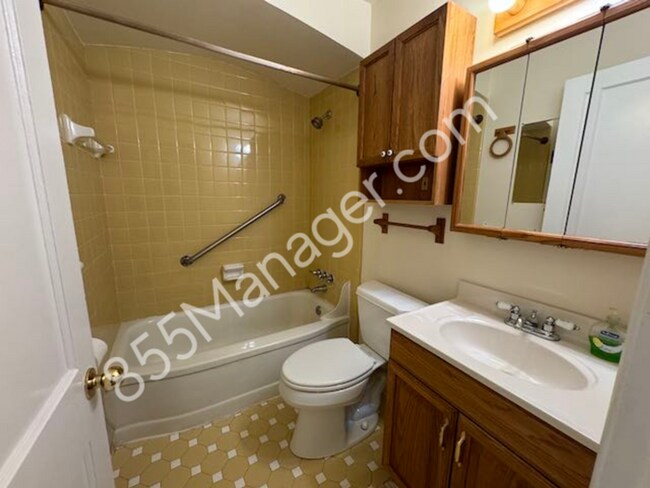 Building Photo - Charming 3-Bedroom Ranch in Berkley - Idea...