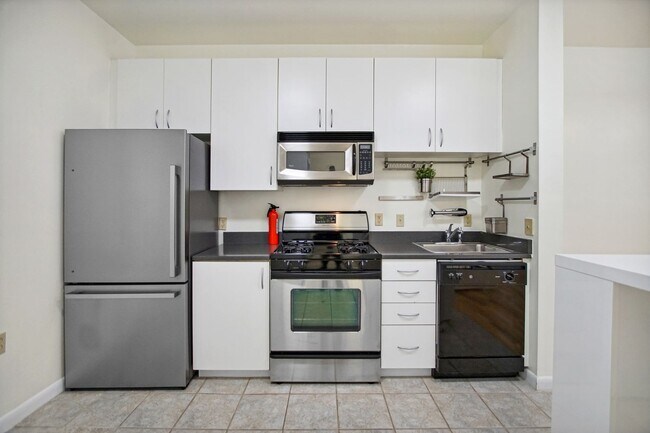 Building Photo - Logan Circle! //Professionally Managed & Recently Renovated // Studio  // Open Floor-Plan in a Mo...