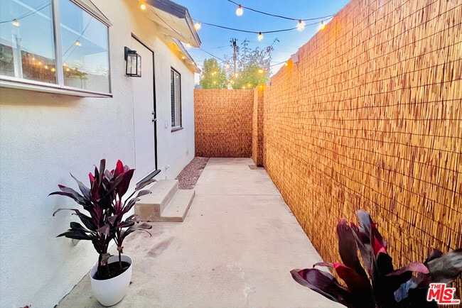 Building Photo - 17226 Vanowen St