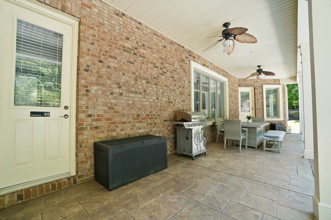 Building Photo - Luxury 5 Bedroom Retreat with Pool in Wedd...
