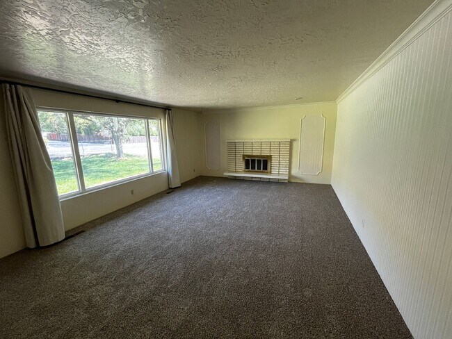 Building Photo - Beautiful 6 Bedroom/4 Bathroom in Centerville