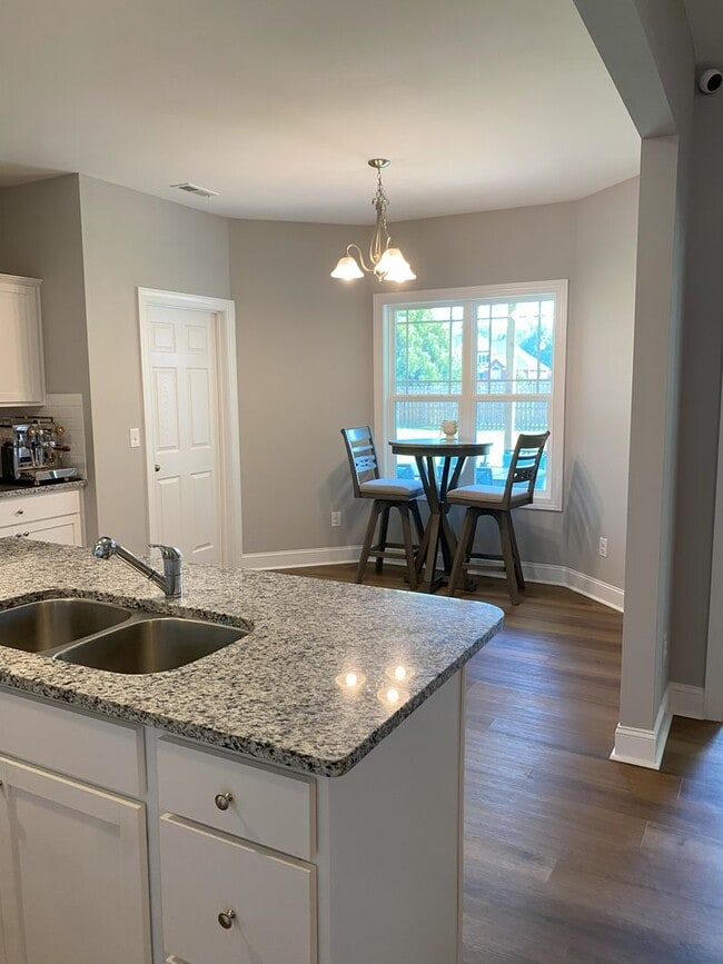 Building Photo - 3 Bed/3 Bath with 2 Bonus Rooms!!!
