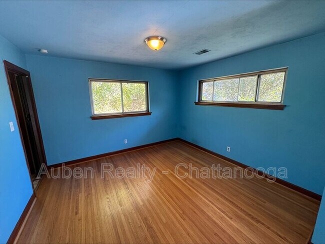Building Photo - 1501 Akins Dr